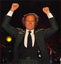 Gulf Weekly Crooner woos the crowds