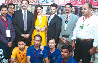 Gulf Weekly Bollywood star opens store’s new outlet