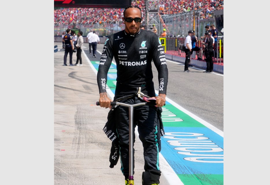 Gulf Weekly Mercedes in ‘no-man’s land’