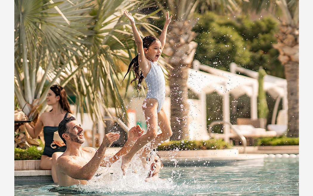 Gulf Weekly Splash of joy at Four Seasons